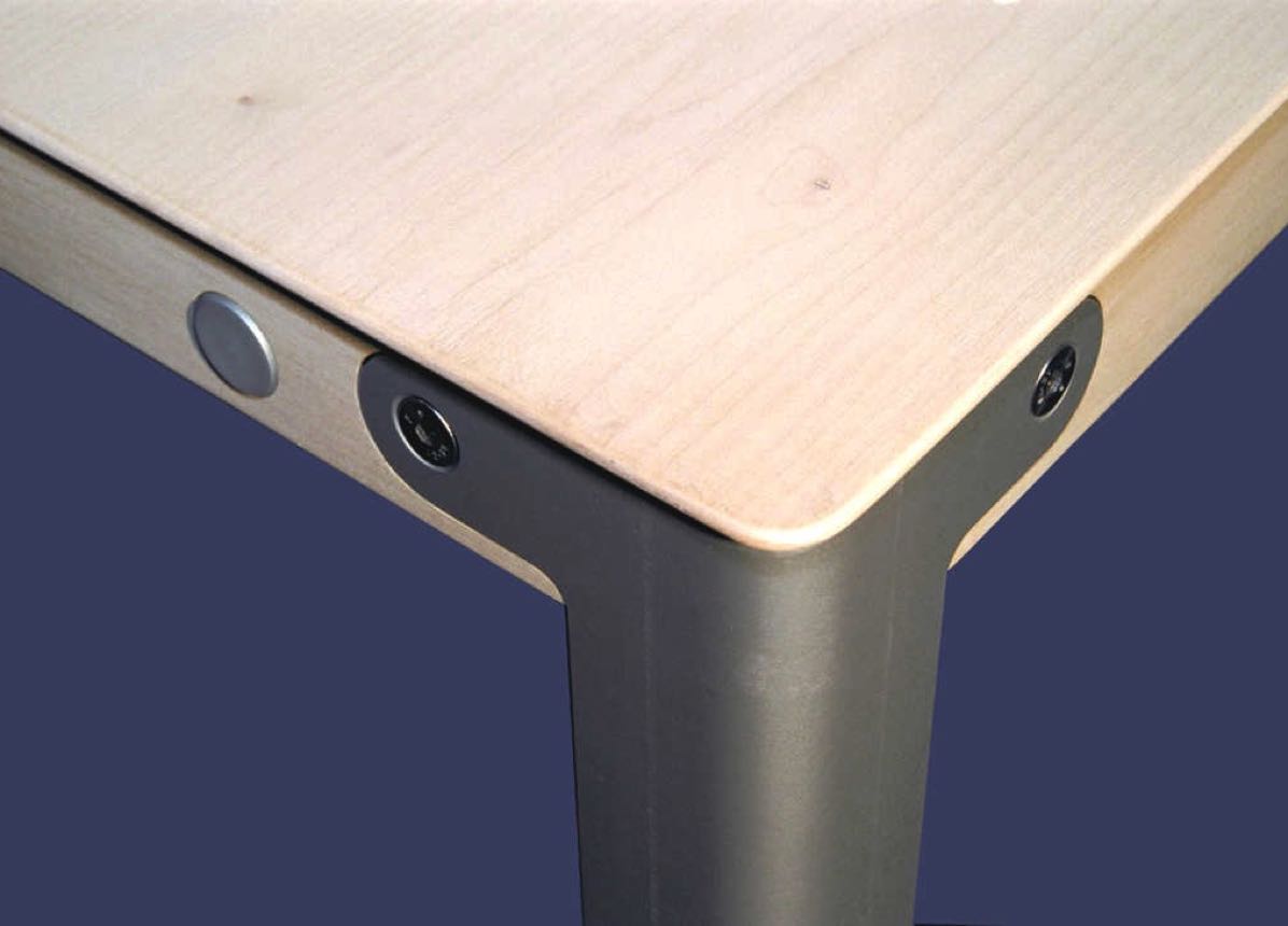Massivholztisch, Detail, Anschluss von Fuß und Platte